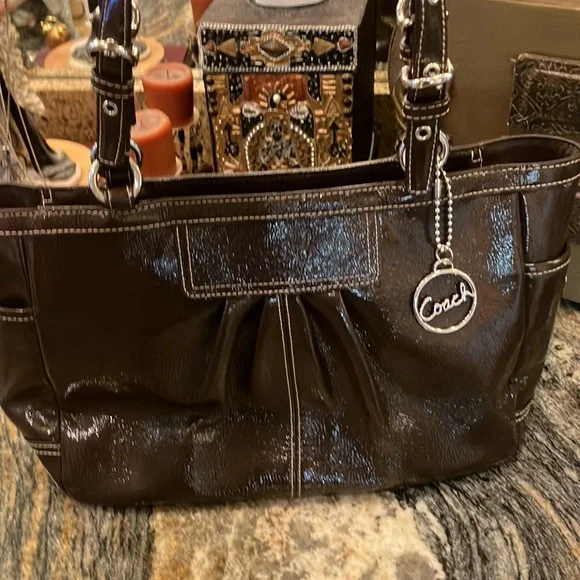 Coach Dark chocolate patent leather shoulder bag. Z25842 - Picture 1 of 13